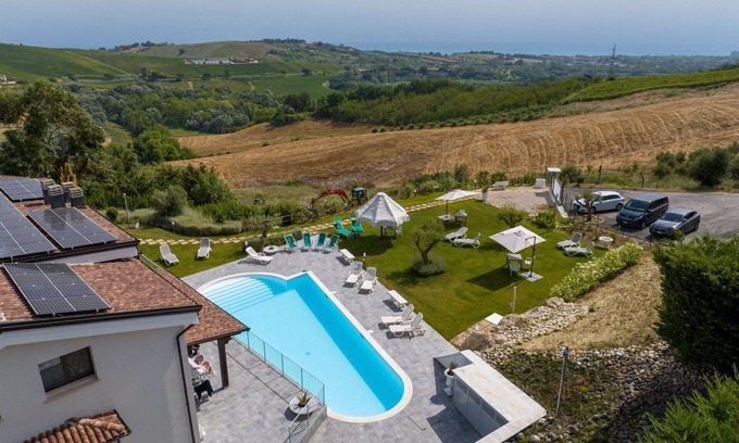 Citta Sant'Angelo Villa | Cosy apartment in villa with A/C, pool, hot tub, WIFI, TV, patio, pets allowed and panoramic view