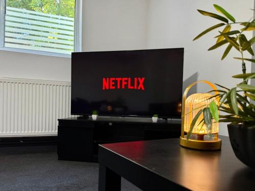 Moseley Apartment | Cosy King Size Escape - Free Parking