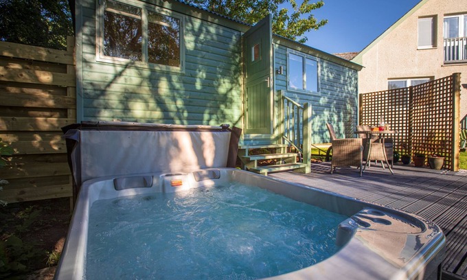 Alness Cabin | Cosy Shepherds Hut in the Scottish Highlands with hot tub (pet friendly)