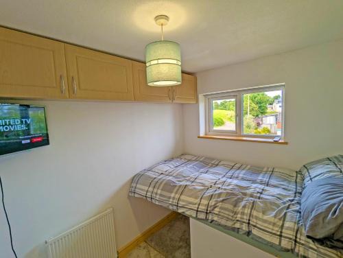 Bromley Cross House | Cosy Single Room l Smart TV l 5 Minute Walk from Train Station