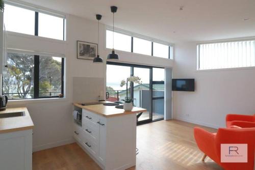Beach Haven Apartment | Cosy Tiny Home with Ocean Views