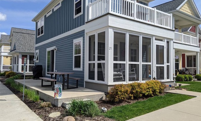 Ottawa Cottage | Cottage ∙ 2 bedrooms ∙ 10 guests