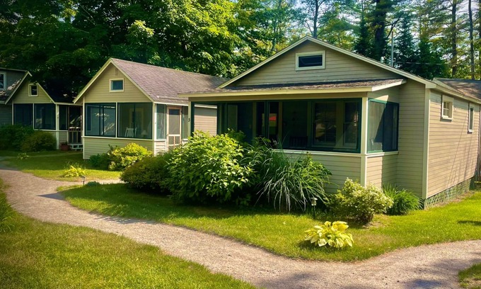 Bridgewater House | Cottage by the Lake #3 - Blossoms