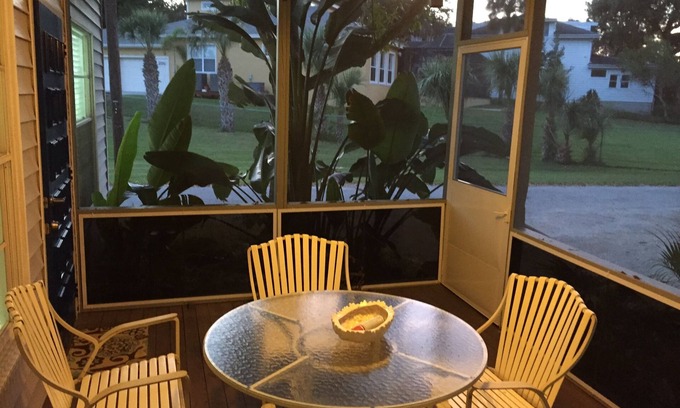 Tarpon Springs Cottage | Cottage by the water with marina
