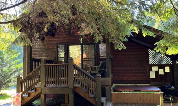 Lansing Cabin | Country Cabin within minutes of the New River Gorge National Park & Preserve.