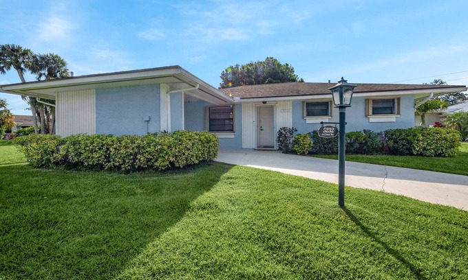 Stuart Villa | Country Club Haven: 3-Mth Villa in Waterfront Community, Pet-Friendly