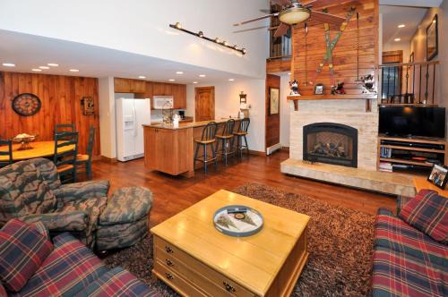 Vail House | Courtside 23 - Spacious East Vail Townhome