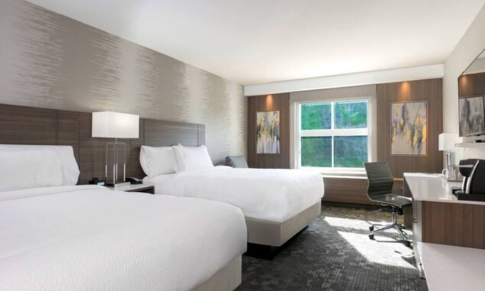 Edgewater House | Courtyard by Marriott Edgewater/NYC Area - Stylish & Comfortable