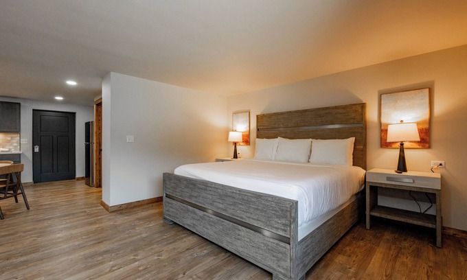Thayerville Hotel | Cove Creek Lodge: 101 Poolside Executive King Suite