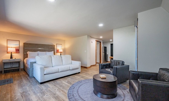 Thayerville Hotel | Cove Creek Lodge: 109 Lakeside Executive King Suite