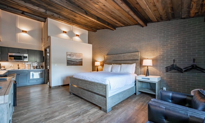 Thayerville Hotel | Cove Creek Lodge: 208 King Room ADA Accessible