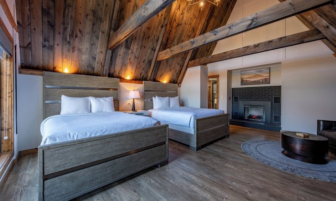 Thayerville Hotel | Cove Creek Lodge 210: Standard Double Queen Fireplace Room
