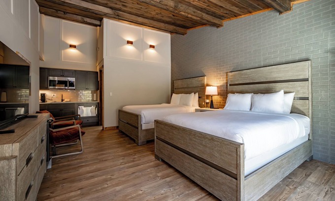 Thayerville Hotel | Cove Creek Lodge: 212 Dog Friendly Double Queen Room