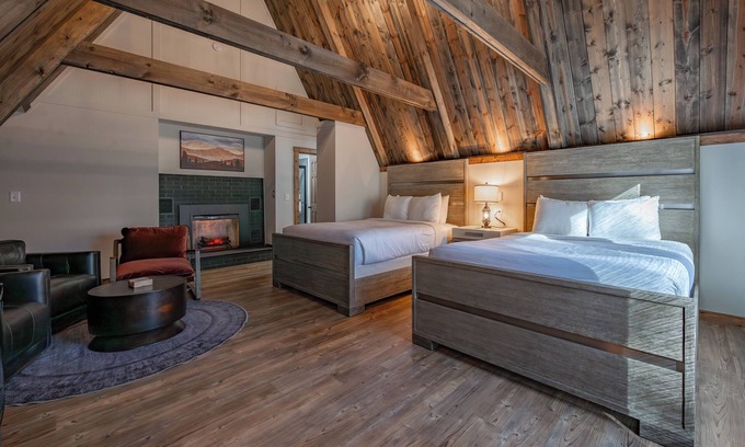 Thayerville Hotel | Cove Creek Lodge: 217 Lakeside Double Queen Fireplace Room