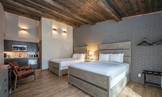 Thayerville Hotel | Cove Creek Lodge: 218 Lakeside Double Queen Room