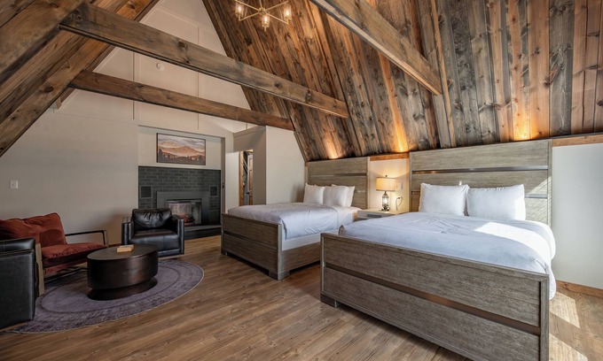 Thayerville Hotel | Cove Creek Lodge: 220 Lakeside Double Queen Fireplace Room