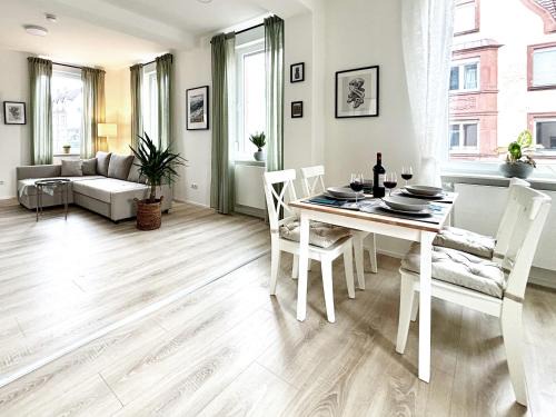 Kaiserslautern Apartment | COZEE - Spacious Apartment With Netflix