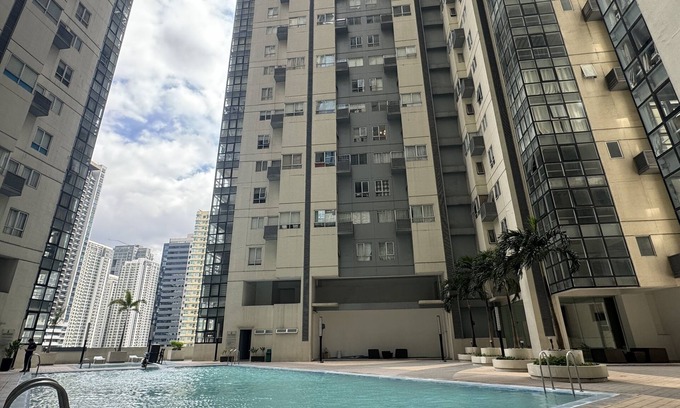 Bonifacio Global City Condo | COZI modern loft suite at BGC