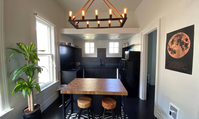 Goose Hollow Apartment | Cozy 1-bedroom with massive Artisan Loft