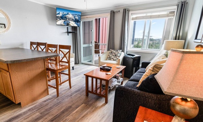 Snowshoe Apartment | Cozy 1BR 1BA Slope View Condo Parking WiFi Near Village
