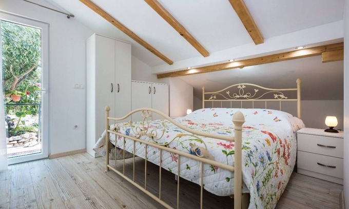 Cove Murtar Villa | Cozy 2-Bedroom House for 4 - Pet-friendly with Comfortable Living Space