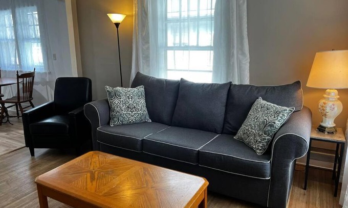 Rochester Apartment | Cozy 2BR house W/ Backyard