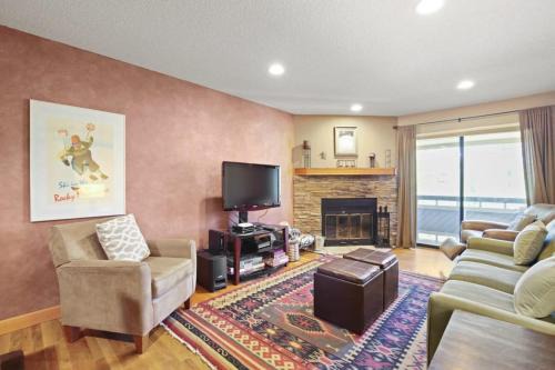 Peak 8 House | Cozy 2BR in Heart of Breckenridge with Ski Access