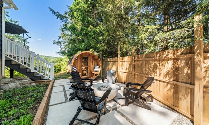 Andover House | Cozy 2br Lake House with Outdoor Barrel Sauna on Cranberry Lake