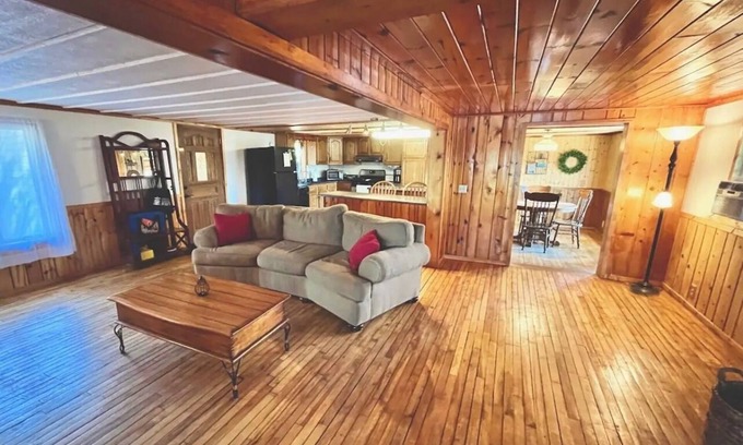 Minocqua Cabin | Cozy 3 b/r home w/quick access to snowmobile trails in the beautiful Northwoods
