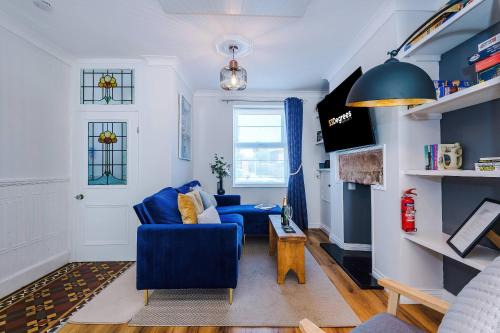 Leek House | Cozy 3-Bed Home by 53 Degrees Property, Perfect for Business & Groups!