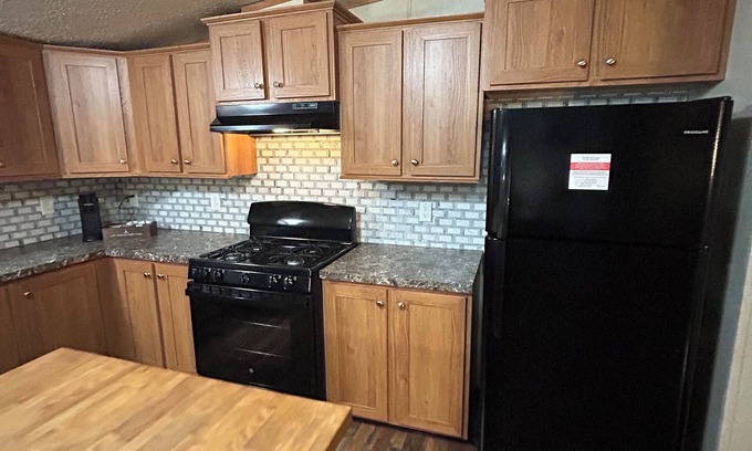 Liberty House | Cozy 3-bedroom mobile home with deck, BBQ in Liberty