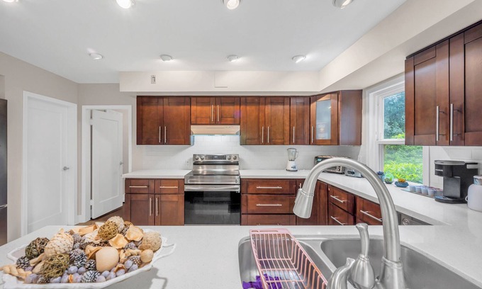 West Point Grey House | Cozy 4 Bedrooms & 2 baths suite in west Point Grey, Closed to UBC, Beach