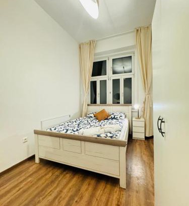 Liesing Apartment | Cozy 5 BR Shared Apartment for 10P 10-Min to Kaufpark Alterlaa