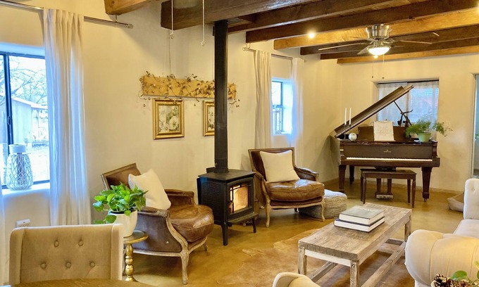 San Ysidro House | Cozy Adobe ~ 20 minutes to the Mountains or the City!