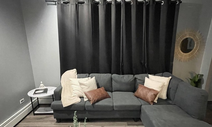 Berwyn Apartment | Cozy Apartment close to Downtown w/ Parking