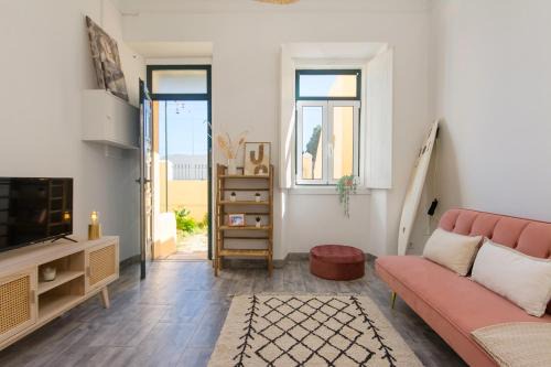 Carcavelos Apartment | Cozy Apartment with Patio near Carcavelos Beach