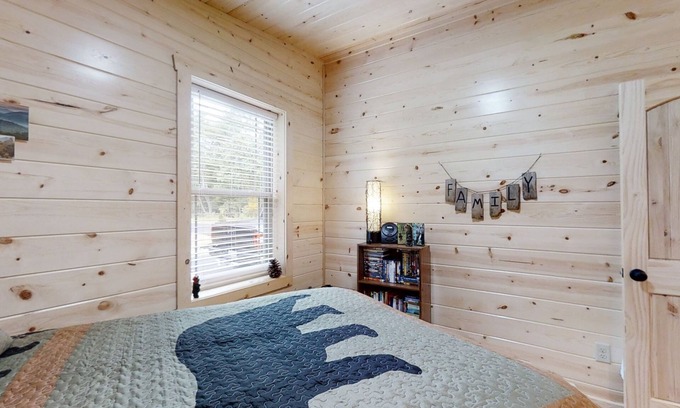 Pigeon Forge Cabin | Cozy Bear Den 2 Bedroom Cabin by RedAwning