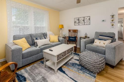 Mount Vernon House | Cozy Bee Hive- Cheerful Stay Near Town