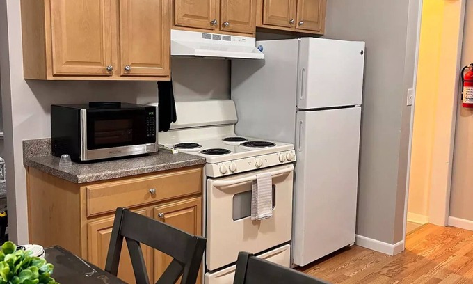 Madison Heights House | Cozy Bungalow in Madison Heights