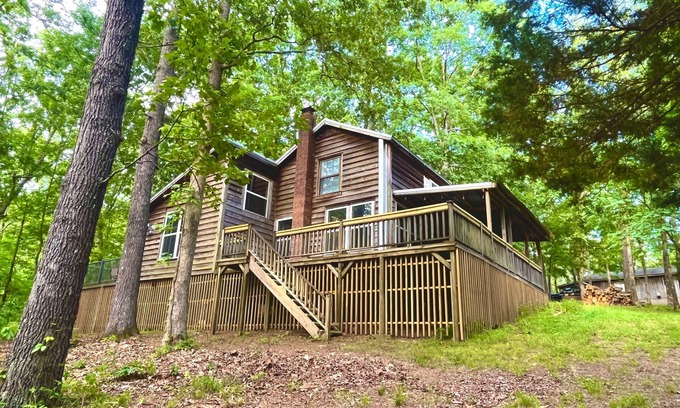 Murray Cabin | Cozy Cabin in the hills of Kentucky Lake. Family getaway or relaxing escape!