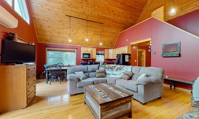 Morgan House | Cozy Cabin w/access to VAST trail system, close to swimming, kayaking & fishing
