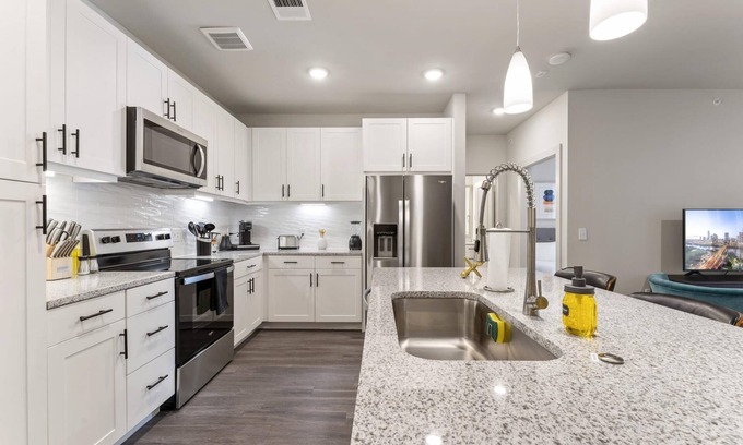 Windsor Park Apartment | Cozy Chic 2BR King Suite Close to DT Domain UT