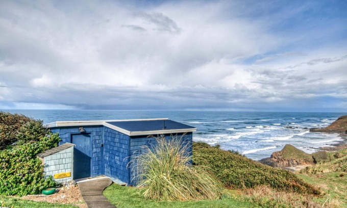 Yachats Cabin | Cozy Cliffside Cabin Stunning Oregon Coast Views | No Cleaning Fees