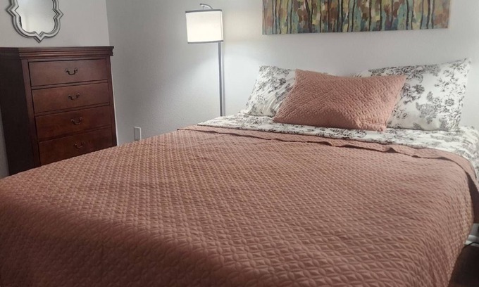 Alhambra Condo | Cozy Condo with WiFi in fabulous Phoenix. Location near Glendale and light rail!