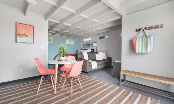 Bay Park House | Cozy Cottage blocks from the Bay!