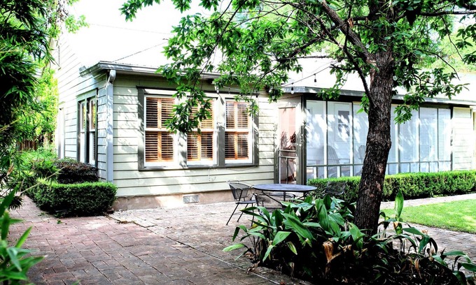 North University House | Cozy Cottage Near Downtown and University of Texas