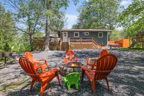 Tobyhanna House | COZY COTTAGE Spacious 4Bdrm 2Bth, Hot Tub, Game Movie Room, Firepit, Arcades, Backyard Playground, 2 Min Walk To Pool, Lake, Beach, Basketball, Minigolf and Tennis