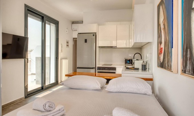 Makrigianni Apartment | Cozy Deck Roof Apt at the Foothills of Acropolis
