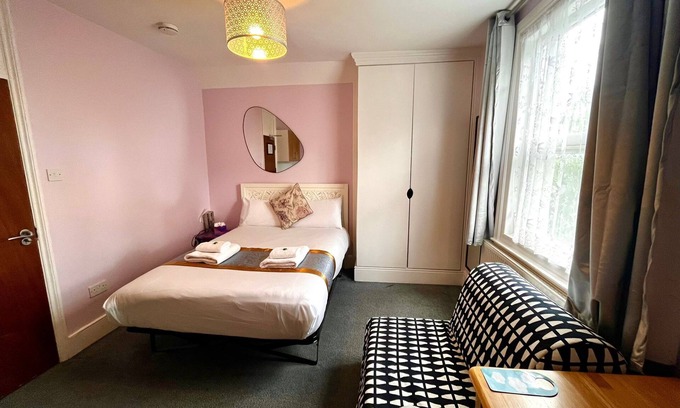 Harringay Hotel | Cozy double room opposite Finsbury Park in London