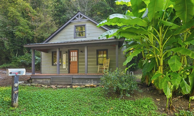 Ellijay Cabin | Cozy Ellijay A-Frame Feel 2BR/2BA Fireplace, Games, Porch & Fire Pit